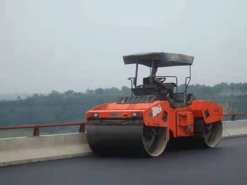 雙鋼輪壓路機